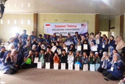 Syamril Aklmar menyampaikan sumbangan kepada Rumah Kebajikan Darul Hikmah, Banda Aceh sebagai tanda sokongan dan keprihatinan terhadap kebajikan masyarakat setempat, selaras dengan aspirasi UniMAP dalam memperkukuh impak Tanggungjawab Sosial Universiti di peringkat antarabangsa.