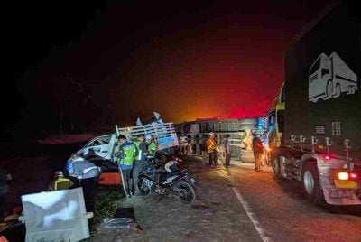 Dua maut, dua cedera dalam kemalangan membabitkan tiga lori ketika kerja penyelenggaraan jalan di Kilometer 49.3 Lebuh Raya Utara–Selatan arah Selatan, Kulai awal pagi Rabu- Foto IPD Kulai 