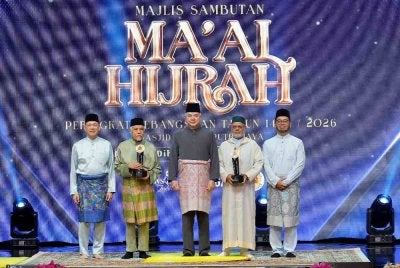 Timbalan Yang di-Pertuan Agong Sultan Nazrin Shah (tengah) yang juga Sultan Perak berkenan bergambar bersama penerima anugerah Tokoh Ma'al Hijrah Prof Datuk Dr Osman Bakar (dua, kiri) dan Dr Ahmad Al-Raysuni (dua, kanan) pada Majlis Sambutan Maal Hijrah Peringkat Kebangsaan Tahun 1448H/2026M di Masjid Putra hari ini.