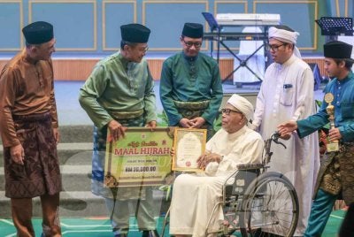 Jusoh ketika menerima anugerah disampaikan Ahmad Samsuri sempena Sambutan Maal Hijrah Peringkat Negeri 1448H/2026M yang berlangsung di Wisma Darul Iman di Kuala Terengganu pada Rabu.