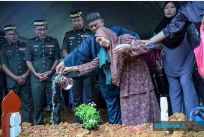Jenazah Prebet Siti Khadijah selamat dikebumikan pada 1.15 tengah hari di Tanah Perkuburan Islam Taman Sri Lambak.