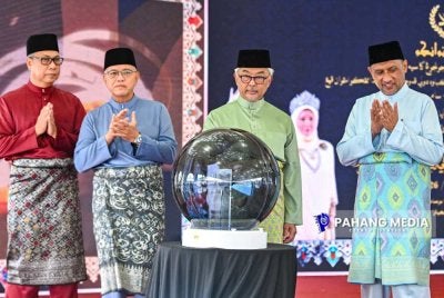 Al-Sultan Abdullah (dua dari kanan) yang diiringi Menteri Besar Pahang, Datuk Seri Wan Rosdy Wan Ismail (dua dari kiri) menyempurnakan Majlis Sambutan Maal Hijrah Peringkat Negeri Pahang di Laman Sejahtera, Sungai Koyan, Lipis, pada Rabu. Foto: Pahang Media