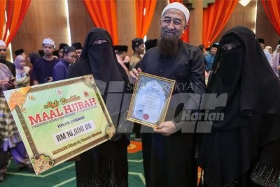 Ustaz Azhar bersama sijil penghargaan dan hadiah kemenangan sempena Sambutan Maal Hijrah Peringkat Negeri 1448H/2026M yang berlangsung di Wisma Darul Iman, di Kuala Terengganu pada Rabu.