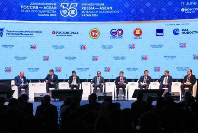 Anwar (empat dari kiri) ketika Forum Perniagaan ASEAN-Rusia pada Rabu. 