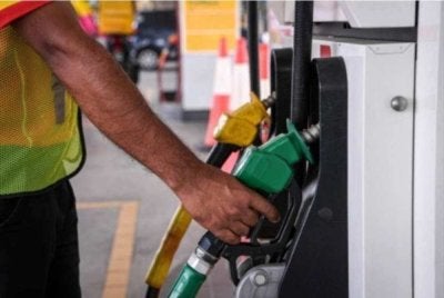 Harga runcit petrol RON97, RON95 tanpa subsidi masing-masing kekal RM4.35 dan RM3.72 seliter. Foto hiasan 