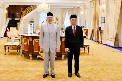 Tengku Muhammad Fakhry Petra terima menghadap Fahmi Fadzil di Istana Kota Lama, Kota Bharu pada Selasa. - Facebook Fahmi Fadzil 