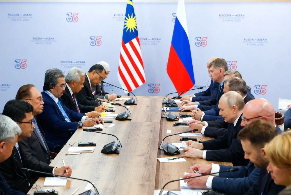 Anwar (empat dari kiri) semasa mengadakan pertemuan dua hala dengan Presiden Rusia, Vladimir Putin di Bilik Mesyuarat Dua Hala, Teater Akademik Negeri Tatar pada Khamis. Foto Bernama