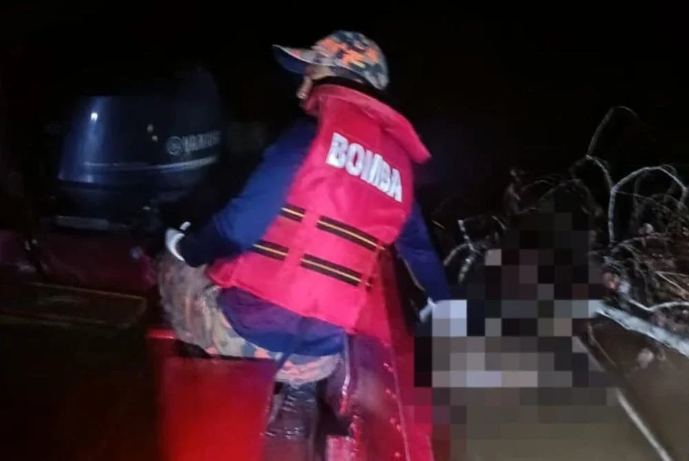 Anggota bomba membantu mengangkat mayat mangsa yang ditemui di lokasi kira-kira 300 meter dari lokasi dia terjatuh. Foto: JBPM Pahang