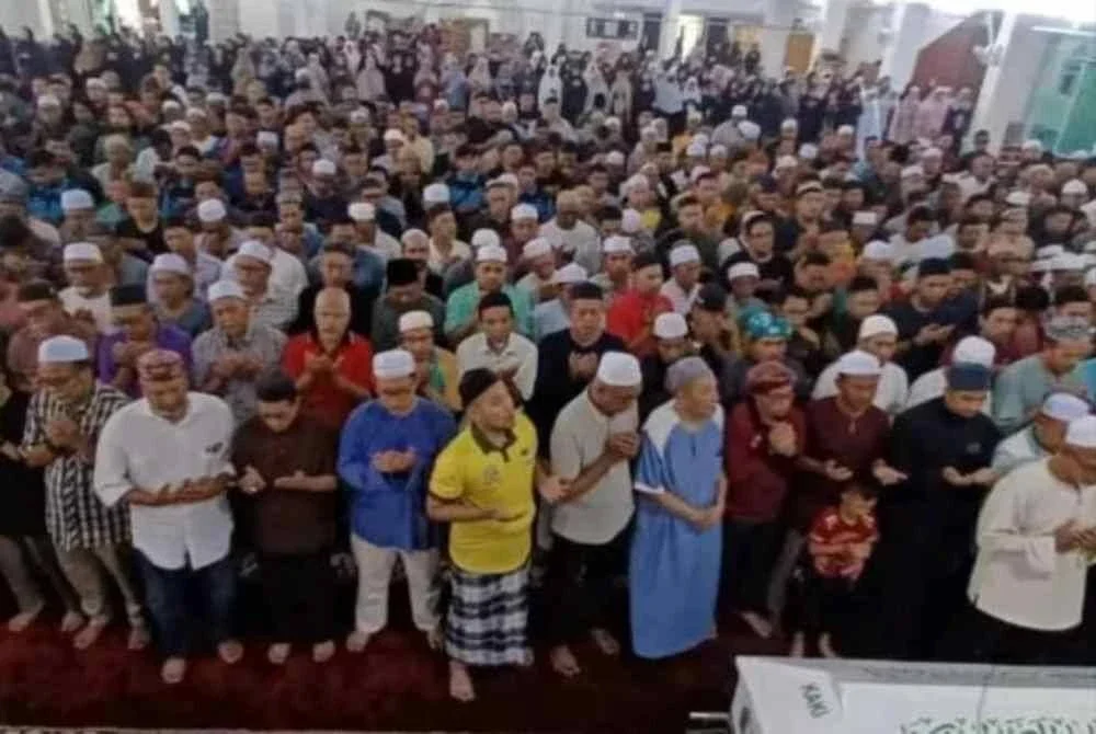 Pemergian Allahyarham turut dirasai ramai apabila solat jenazah yang diadakan di Masjid Al-Firdaus pada Isnin dipenuhi jemaah yang hadir untuk memberikan penghormatan terakhir.