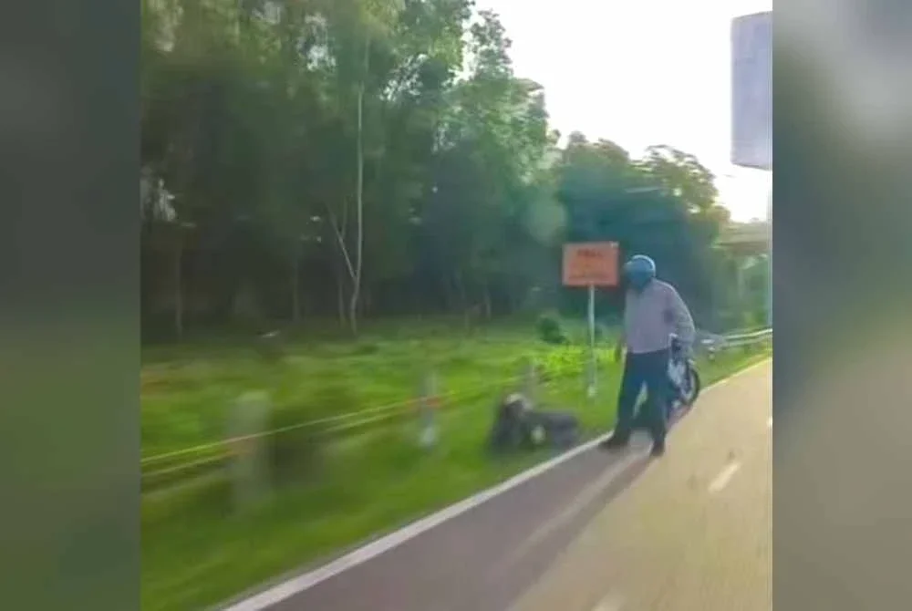 Seorang lelaki cedera di beberapa bahagian badan termasuk kepala dan lengan selepas ditetak dengan pisau pemotong daging oleh seorang lelaki lain di laluan motosikal Lebuhraya Persekutuan pada 11 Jun lepas.