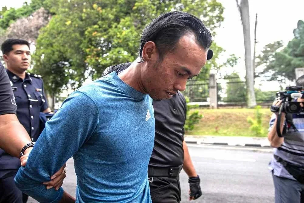 Tukang kebun Mohammad Farizzal Fazly Mohd Zulkifly, 30, didakwa di Mahkamah Majistret hari ini atas pertuduhan membunuh teman lelaki bekas kekasihnya. Foto Bernama