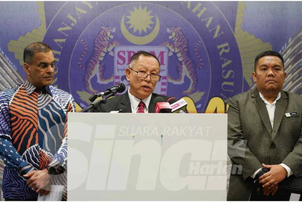 Abd Halim (tengah) dalam sidang akhbar di Ibu Pejabat SPRM Putrajaya pada Khamis. Foto: SINAR HARIAN/ROSLI TALIB