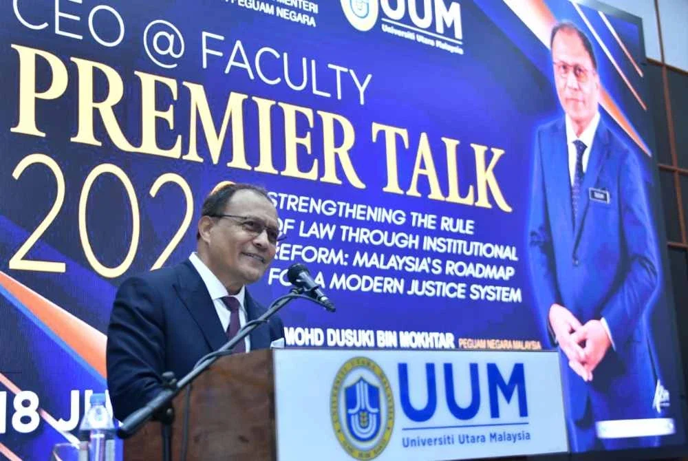 Mohd Dasuki ketika menyampaikan Syarahan Perdana CEO@Faculty, UUM bertajuk Strengthening the Rule of Law Through Institutional Reform: Malaysia’s Roadmap for a Modern Justice System di Kompleks Konvensyen UUM.