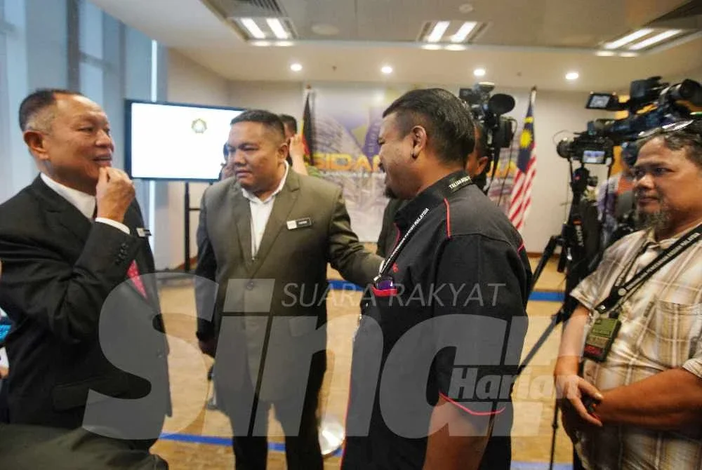 Abd Halim (kiri) beramah mesra bersama petugas media selepas sesi sidang akhbar di Ibu Pejabat SPRM Putrajaya pada Khamis. Foto: SINAR HARIAN/ROSLI TALIB