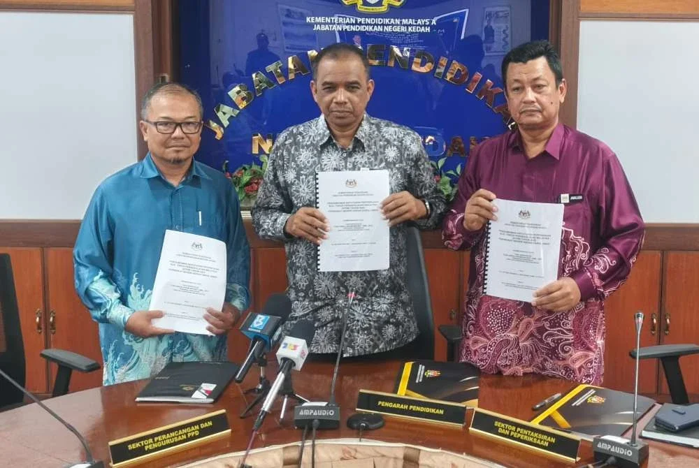 Ishak (tengah) pada sidang akhbar pengumuman keputusan STPM 2025 di Alor Setar pada Khamis.