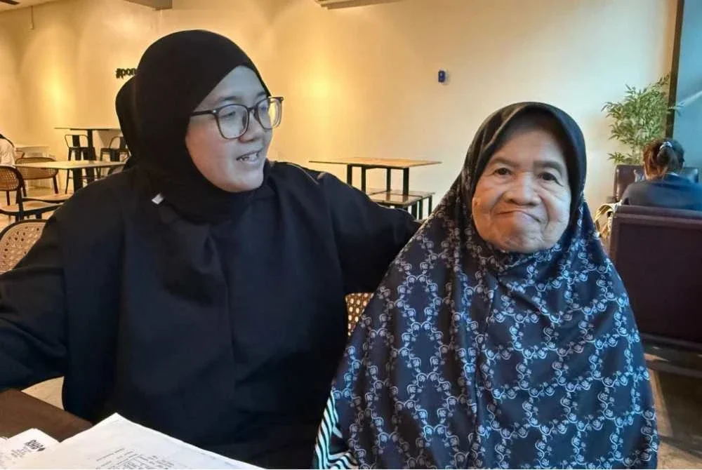 Santy (kiri) berharap urusan dokumentasi dipermudahkan dan disegerakan supaya Nek Sarah dapat kembali ke negaranya. Foto SINAR HARIAN/NORAFIZA JAAFAR