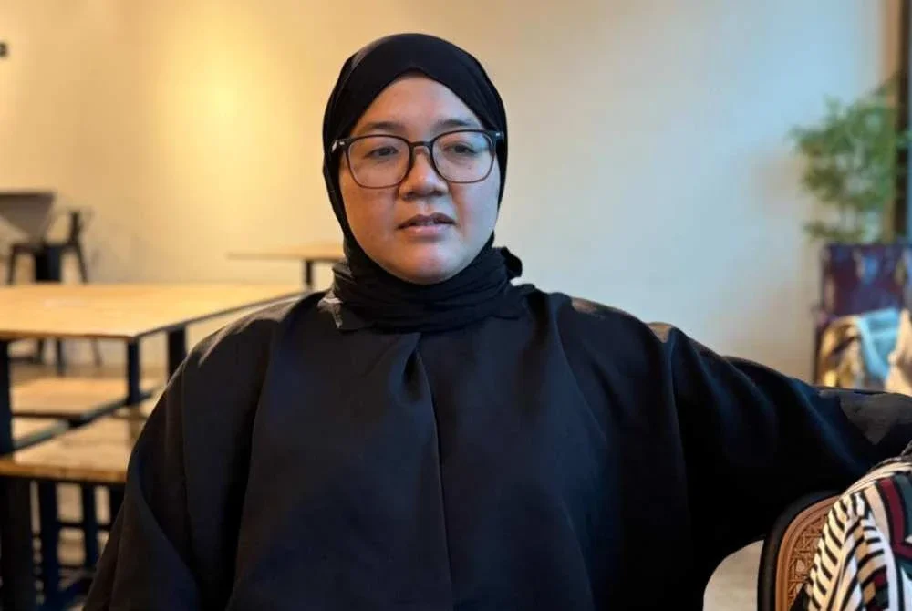 Santy bersama beberapa rakan membantu menguruskan dokumentasi bagi membolehkan Nek Sarah pulang ke Singapura.