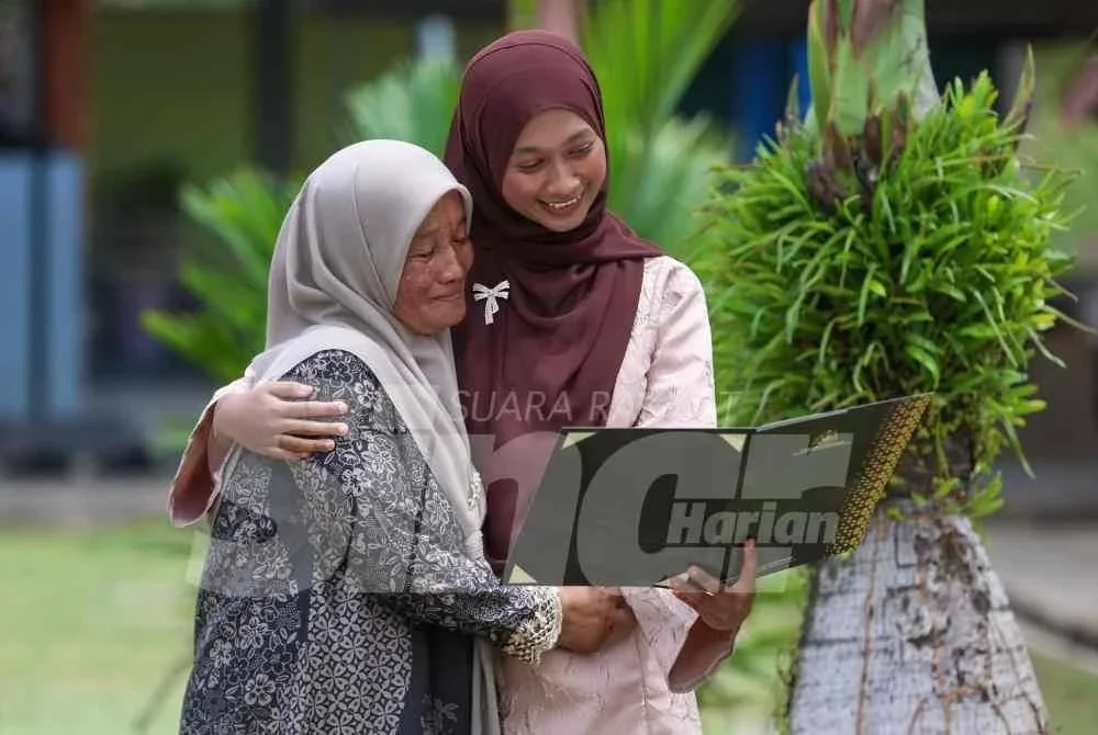 Nurul Atikah Amran, 20, meraih keputusan cemerlang 4A 1A- dalam peperiksaan Sijil Tinggi Persekolahan Malaysia (STPM)