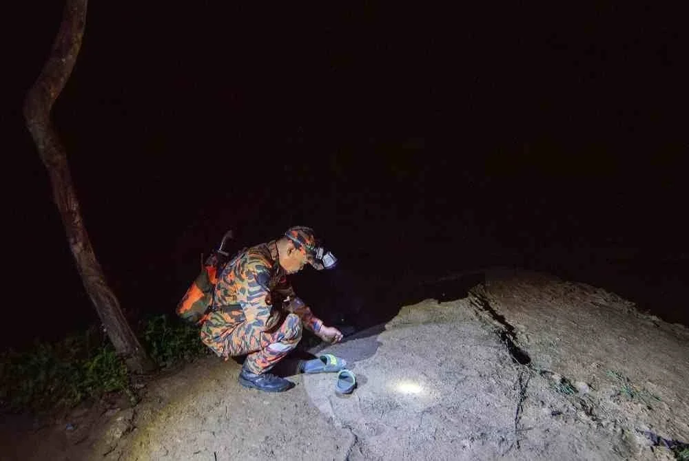 Operasi mencari dan menyelamat (SAR) kanak-kanak lelaki, Putra Faris Suhaimi, 8, yang dikhuatiri lemas di Sungai Ganggarak diteruskan hari ini. Foto Bernama