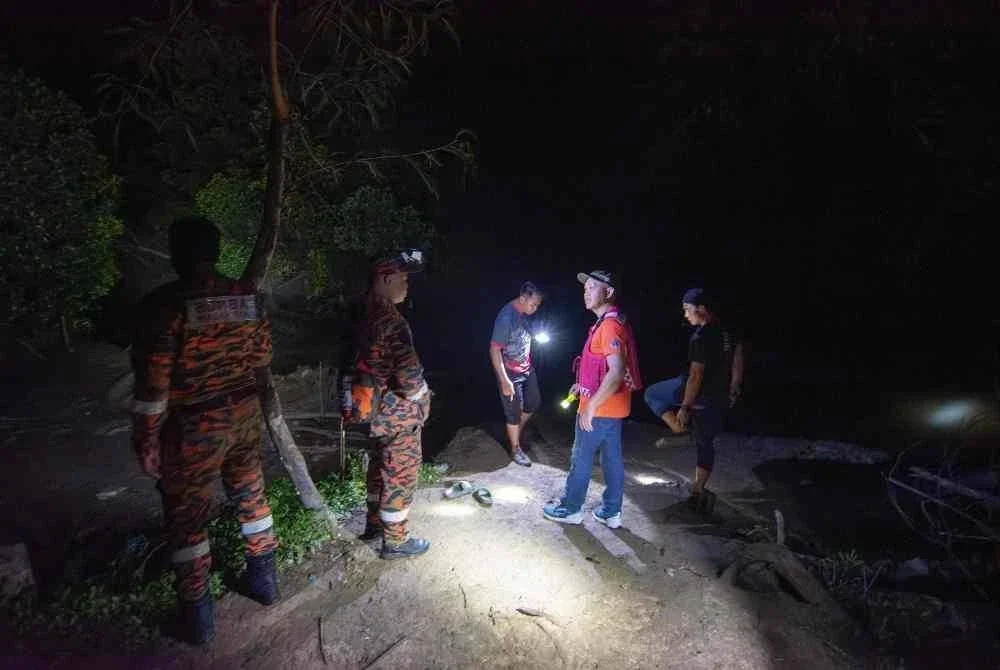 Komander operasi segera memulakan SAR dengan anggota menjalankan pencarian di permukaan air dalam usaha mengesan mangsa. Foto Bernama. 