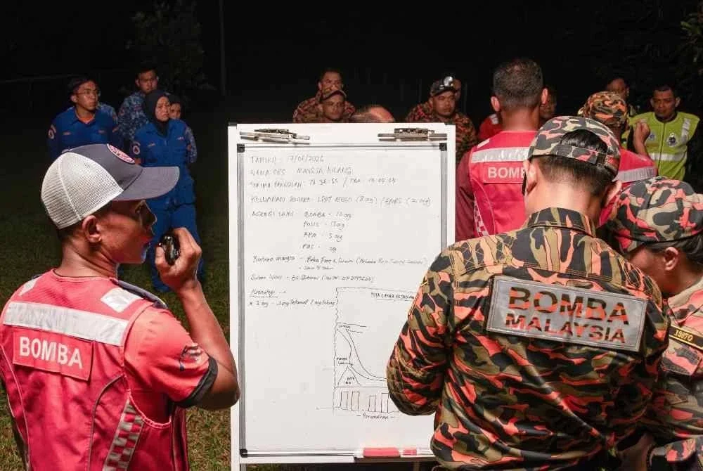 Operasi pencarian melibatkan pelbagai agensi termasuk Jabatan Bomba dan Penyelamat Malaysia (JBPM), Angkatan Pertahanan Awam Malaysia (APM), pasukan bomba sukarela serta penduduk kampung.Foto Bernama
