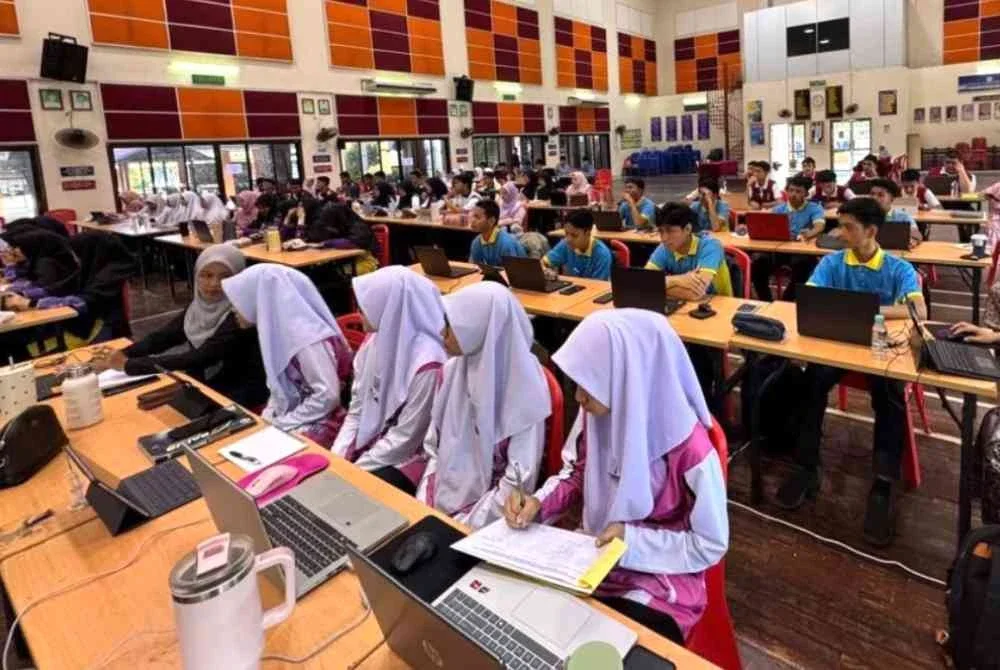 Bengkel pembelajaran AI yang diadakan di sekolah menengah. Foto UMK