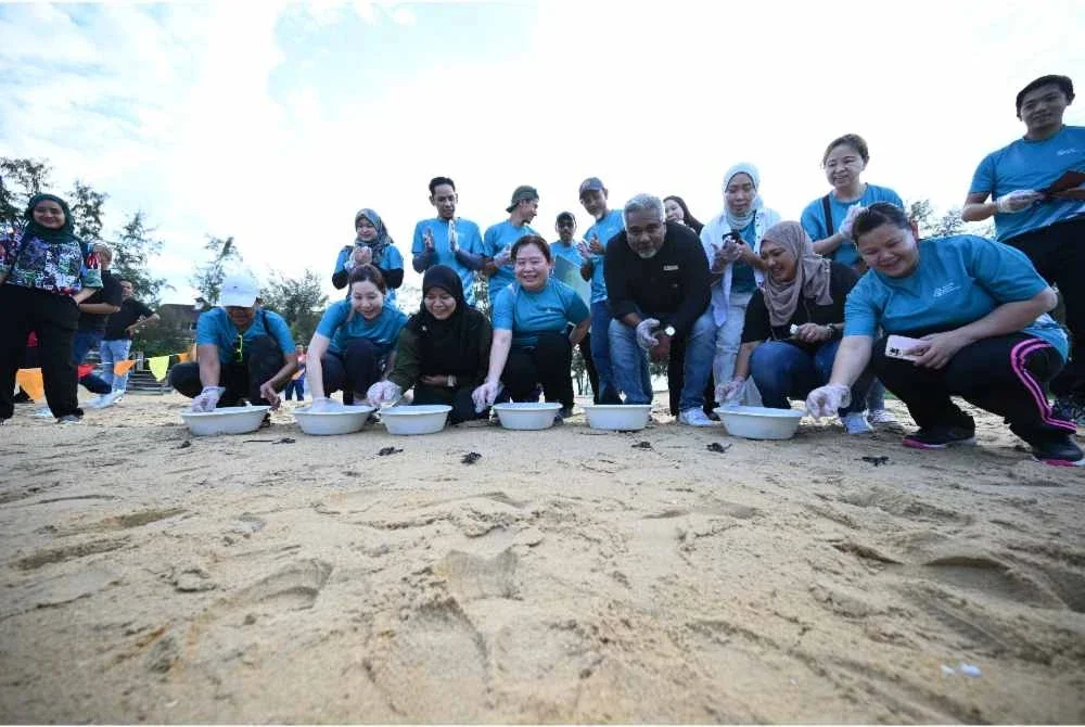 Sukarelawan G3 bersama Jabatan Perikanan Terengganu mempertingkat usaha pemuliharaan penyu di Pantai Kijal.