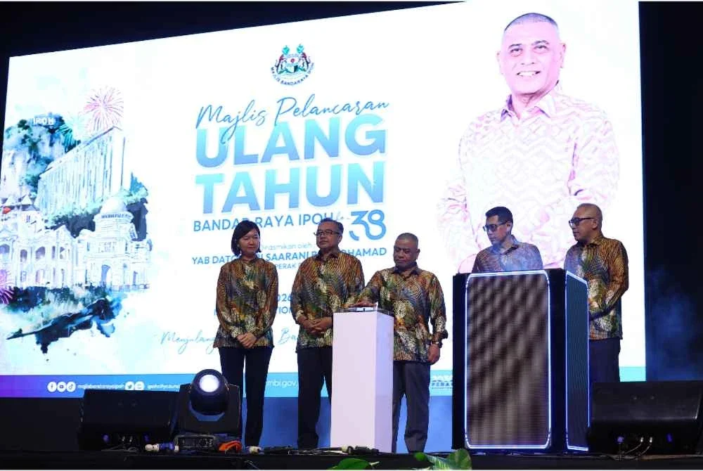 Saarani (tengah) ketika menyempurnakan Majlis Pelancaran Sambutan Ulang Tahun Bandaraya Ipoh Ke-38 di Pusat Konvensyen Ipoh pada Khamis.