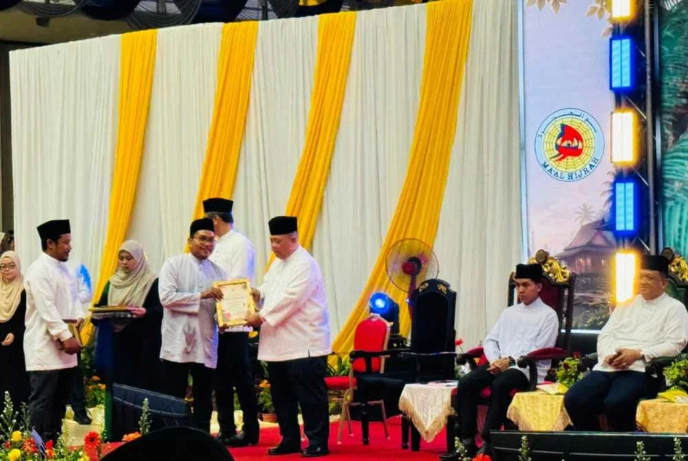 Muhammad Amin (dua dari kiri) menerima anugerah di Kangar, Perlis.