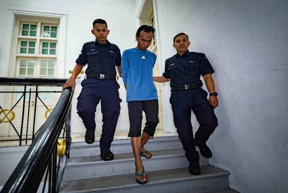 Tukang kebun Mohammad Farizzal Fazly Mohd Zulkifly, 30, (tengah) dijatuhi hukuman penjara empat tahun dan tiga sebatan oleh Mahkamah Sesyen di sini hari ini selepas mengaku bersalah atas pertuduhan cubaan merogol seorang wanita berusia 25 tahun. Foto Bernama.