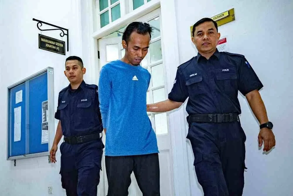 Tukang kebun Mohammad Farizzal Fazly Mohd Zulkifly, 30, (tengah) dijatuhi hukuman penjara empat tahun dan tiga sebatan oleh Mahkamah Sesyen di sini hari ini selepas mengaku bersalah atas pertuduhan cubaan merogol seorang wanita berusia 25 tahun.Foto Bernama.