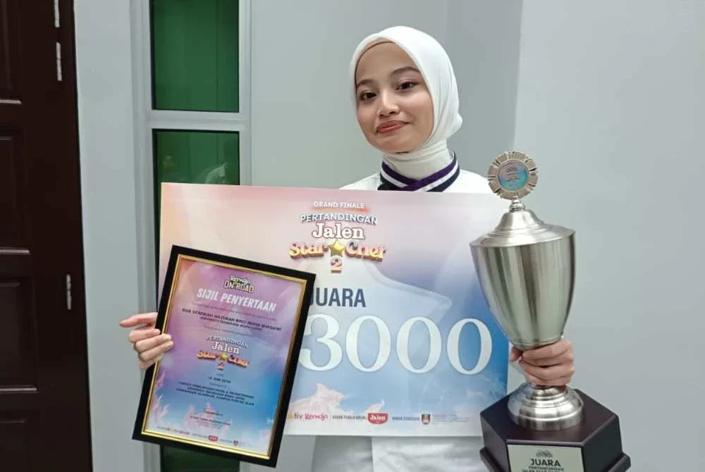 Nur Syafikah menunjukkan hadiah yang dimenangi selepas dinobatkan sebagai juara Jalen Star Chef 2.