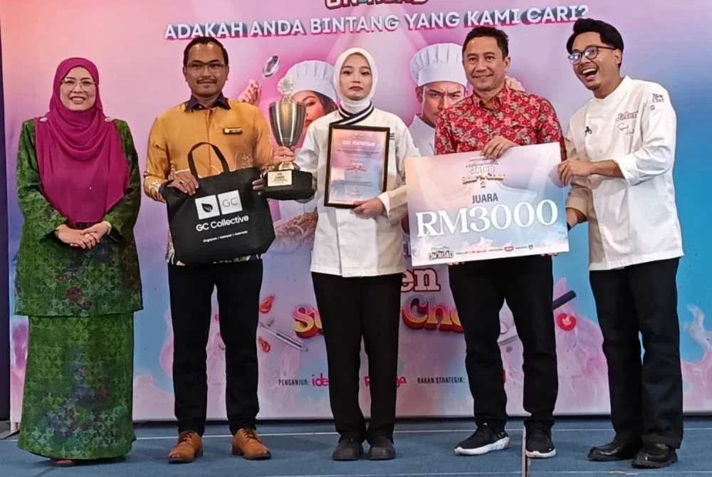 Nur Syafikah (tengah) memegang piala dimenangi dalam pertandingan Jalen Star Chef 2.