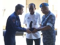 Mohamed Khaled menyaksikan penyerahan throttle daripada wakil syarikat TAI kepada PTU sebagai simbolik penyerahan aset ANKA-S kepada TUDM.