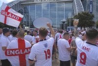 Penyokong Three Lions berkampung lebih awal di luar stadium sebelum sepak mula perlawanan Piala Dunia England menentang Croatia. Foto Agensi