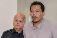 Azmi (kanan) mengaku bersalah di Mahkamah Sesyen pada Khamis atas pertuduhan menetak seorang penunggang menggunakan pisau pemotong daging di Lebuhraya Persekutuan, Selasa lepas. Foto Bernama