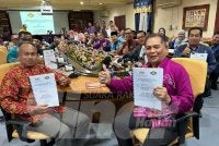 Azhan (tengah) bersama kakitangan JPN selepas mengumumkan keputusan tahun ini. Foto: SINAR HARIAN / ADILA SHARINNI WAHID 