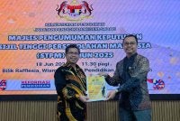 Raisin (kiri) ketika menerima keputusan STPM 2025 bagi negeri Sabah di Wisma Pendidikan, Kota Kinabalu.