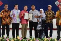 Timbalan Pengarah Pendidikan Sektor Pembelajaran Jabatan Pendidikan Negeri Terengganu (JPNT), Wan Zuraidi Che Wan Zaid (tiga dari kiri) menyampaikan sijil penghargaan kepada pelajar cemerlang STPM di SMK Bukit Sawa di Marang selepas majlis pengumuman keputusan STPM 2025 Terengganu pada Khamis.