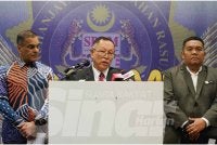 Abd Halim (tengah) dalam sidang akhbar di Ibu Pejabat SPRM Putrajaya pada Khamis. Foto: SINAR HARIAN/ROSLI TALIB