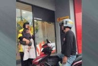 Keratan video tular seorang suami menengking isteri dan anaknya di hadapan restoran makanan segera. 