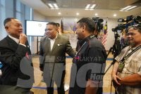 Abd Halim (kiri) beramah mesra bersama petugas media selepas sesi sidang akhbar di Ibu Pejabat SPRM Putrajaya pada Khamis. Foto: SINAR HARIAN/ROSLI TALIB