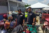 Ahmad Kamarunzaman (kiri) menunjukkan kenderaan yang disita dalam Ops Pewa pada Khamis.