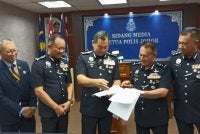 Ab Rahaman (tengah) pada sidang media di IPK Johor.