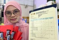 Bariyyatul Busyra menunjukkan keputusan cemerlang yang diperoleh dalam STPM. 