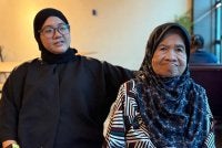 Santy (kiri) berharap urusan dokumentasi dipermudahkan dan disegerakan supaya Nek Sarah dapat kembali ke Singapura. Foto SINAR HARIAN/NORAFIZA JAAFAR