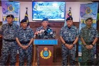 Muhamad Norazlan (tengah) mengadakan sidang media sempena Hari Ulang Tahun Tentera Udara Diraja Malaysia Ke-68 pada Khamis. Foto Bernama