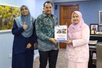 Asyraf Wajdi menerima laporan lengkap Kajian Keberkesanan Projek Rintis Pelantikan Warden Luar Sepenuh Masa Dalam Kalangan Bekas Tentera yang dilaksanakan di MRSM Besut dan MRSM Balik Pulau daripada Ketua Penyelidik Institut Pengajian Sosial Universiti Putra Malaysia, Profesor Madya Dr Haliza Abdul Rahman.