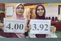 Tunku Nur Syakirah (kiri) dan Tunku Nur Sakinah semasa ditemui di Kolej Tingkatan Enam Sultan Sallehuddin, Alor Setar pada Khamis.