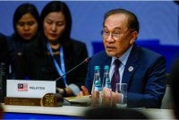 Anwar menyampaikan Kenyataan Negara pada sesi pleno Sidang Kemuncak Peringatan ASEAN-Rusia. Foto Bernama 